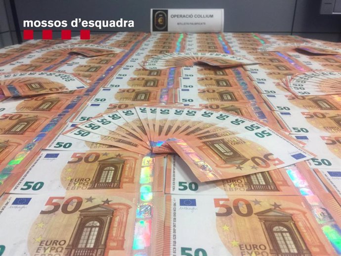 Sucesos.- Cae la principal red de distribución de euros falsos en Catalunya con 