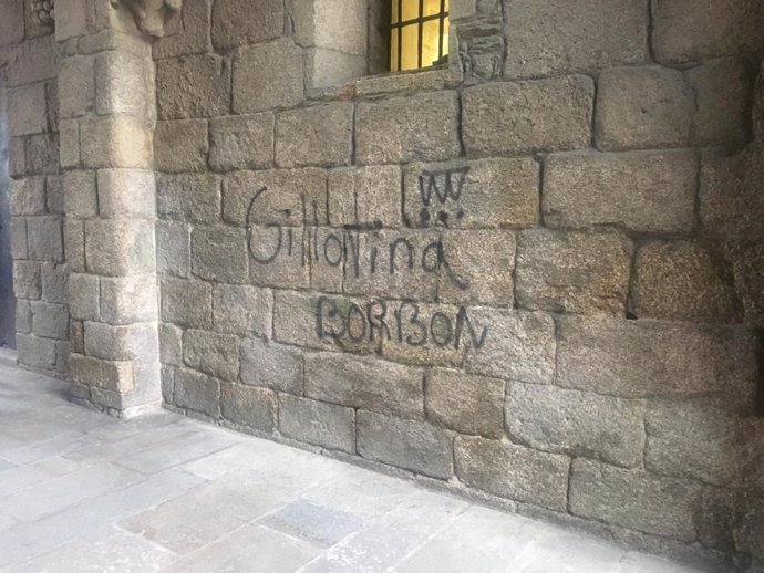 O alcalde de Santiago condena as pintadas na Catedral e afea ao conselleiro de C