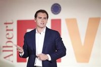 Rivera: "Casado mira a los 80 con el aborto y Sánchez a los 70 con los huesos de Franco, pero yo miro al futuro"