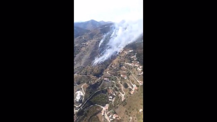 Málaga.- Sucesos.- Declarado un incendio en una zona de monte en Torrox (Málaga)