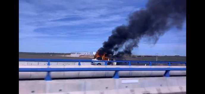Suc.- Un incendio de una furgoneta obliga a cortar un carril de la A-66, en Calz