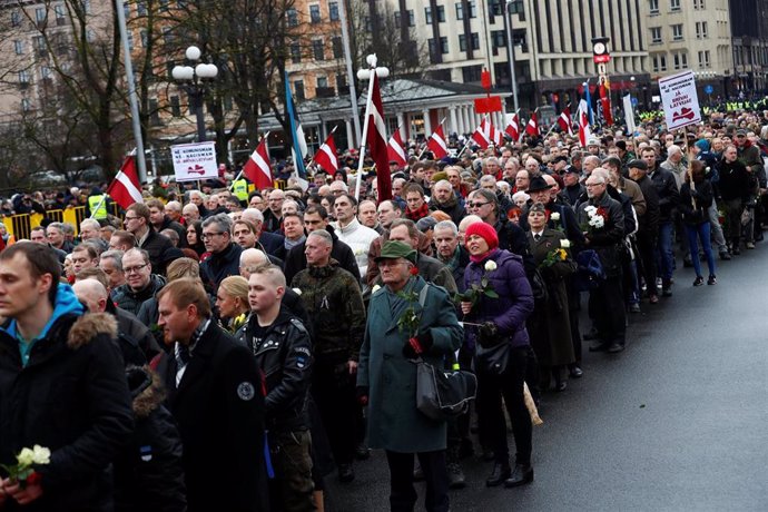 Letonia.- Un millar de letones marchan en Riga en recuerdo a los nazis y sus ali