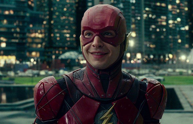 SABADO Ezra Miller intenta salvar The Flash: Escribirá el guión junto a Grant Mo