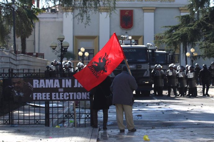 Albania.- La Policía emplea gas lacirmógeno y cañones de agua contra una manifes