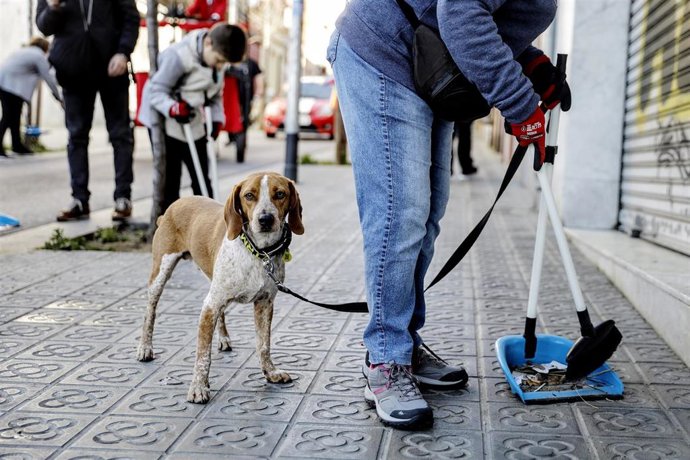 El barrio de La Trinitat Vella de Barcelona celebra una limpieza comunitaria vec