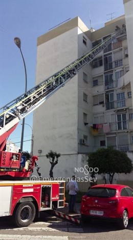 Sevilla.- Sucesos.- Afectados un bombero y una mujer por inhalación de humo tras