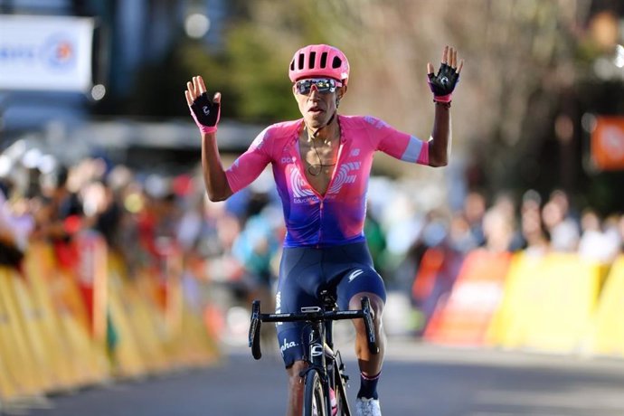 Ciclismo.- El colombiano Bernal, líder de una París-Niza con triunfo de etapa de