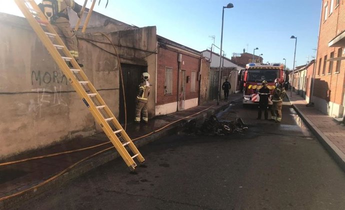 Sucesos.- El incendio de un 'buggy' afecta a una vivienda de la calle Alcarria d