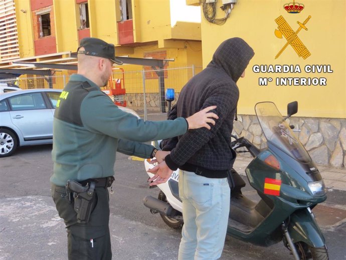Almería.- Sucesos.- Detenido en Adra un acusado de robar con fuerza en una vivie