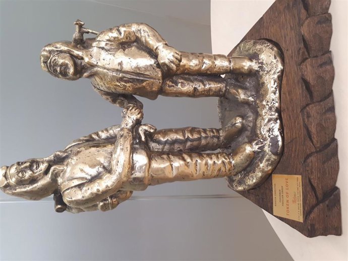 Carmena envía al registro de regalos una escultura nepalí de 300, un bordado me