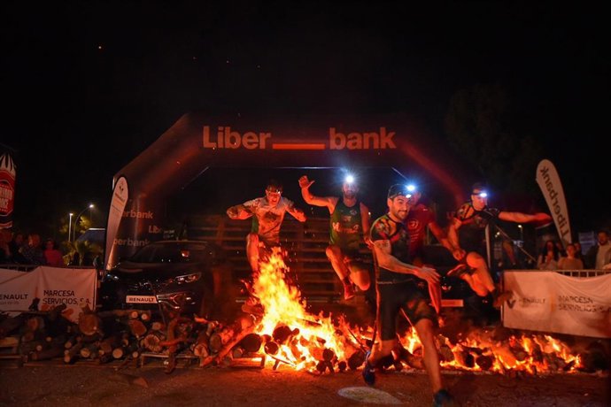 Más de mil participantes iluminan un recorrido nocturno lleno de obstáculos en l
