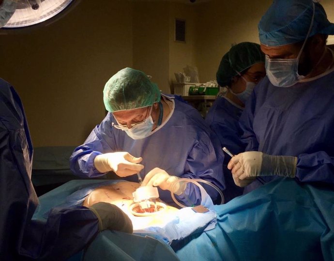 Valdecilla realiza la primera cirugía mundial con robótica y radioterapia intrao