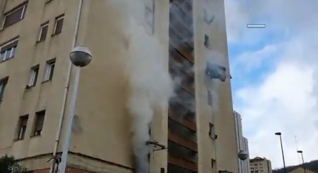 Desalojado un edificio de 15 plantas en Bilbao por un incendio declarado en la p