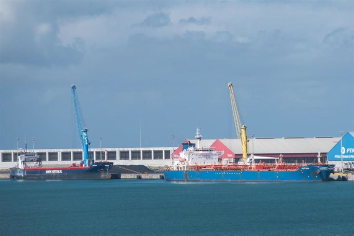 Un petrolero con 37.000 toneladas de fuel atraca en el Puerto de A Coruña tras s