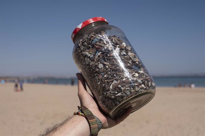 Ecologistas exigen el fin del "maldito plástico" tras recoger 18.000 litros de r