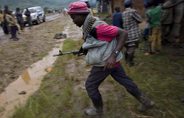 Combatiente congoleño de la milicia Mai-Mai 
