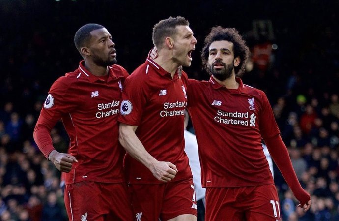 Fútbol/Premier.- (Crónica) Milner pone de penalti al Liverpool en el liderato