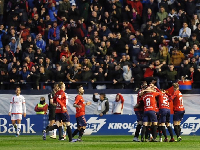 Fútbol/Liga 123.- (Crónica) Osasuna golea por un firme liderato
