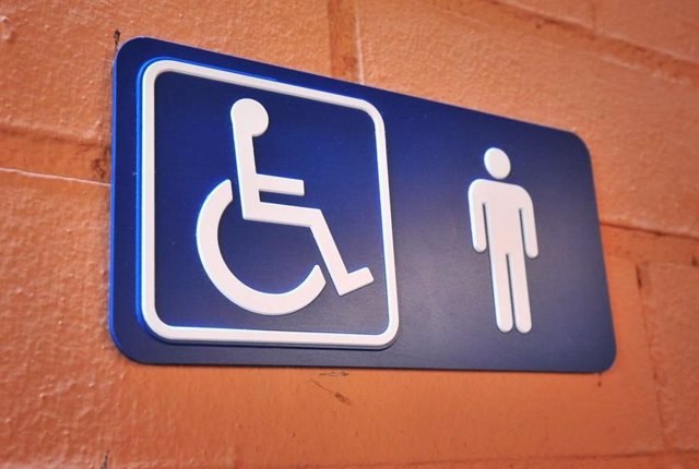 Cartel de baño para personas con discapacidad