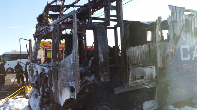 Camión incendiado en Vejer de la Frontera (Cádiz) con un fallecido