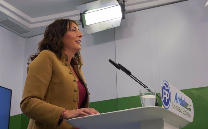 La secretaria general del PP-A, Loles López, informa de asuntos de actualidad de