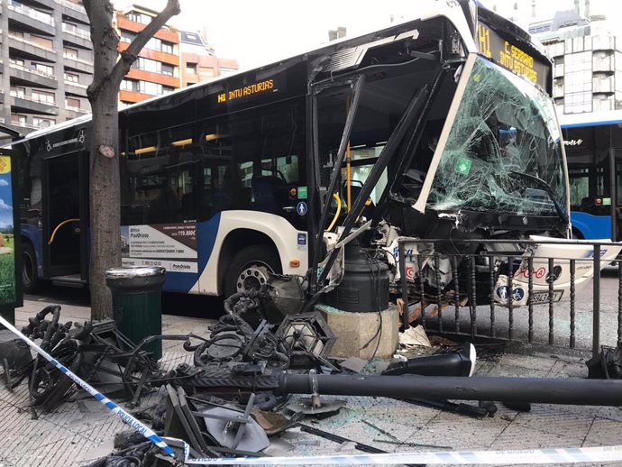 Sucesos.- Un autobús urbano impacta contra una farola en Oviedo