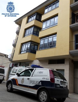 Successos.- Un policia anés de servei sufoca un incendi en un habitatge de Man