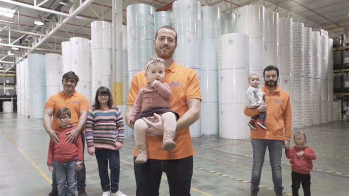 P&G España eleva a 10 semanas el permiso de paternidad de sus empleados