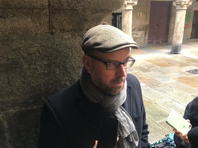 El alcalde de Santiago condena las pintadas en la Catedral y afea al conselleiro