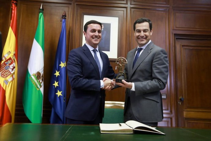 Juanma Moreno, en el despacho del presidente de Diputación, Javier A. García.