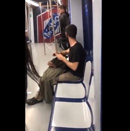Un usuario envía a Metro un vídeo donde se ve a un joven afilando un cuchillo de