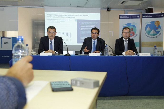 AMPL.- El BBVA prevé un crecimiento de la economía canaria del 2,4% para 2019, q