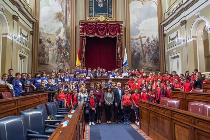 Escolares de Tenerife y Gran Canaria debaten sobre igualdad en el Parlamento en 