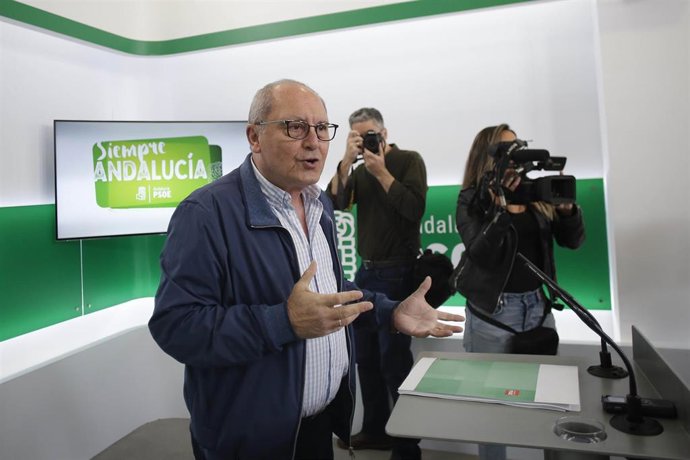 El secretario de Organización del PSOE-A, Juan Cornejo, analiza en rueda de pren