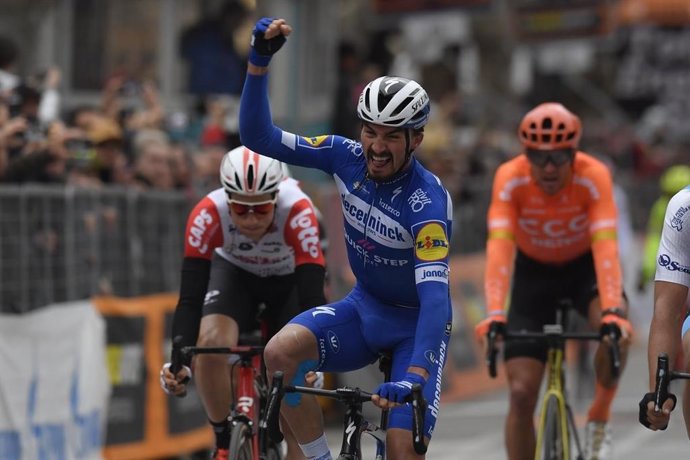Ciclismo.- Alaphilippe (Quick Step) destrona a su jefe Viviani en la penúltima e