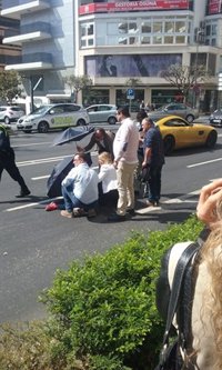 La alcaldesa de Marbella, médico de profesión, atiende a una mujer herida en un accidente de tráfico