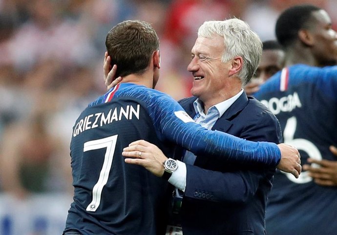 Deschamps y Griezmann se abrazan tras ganar el Mundial de Rusia