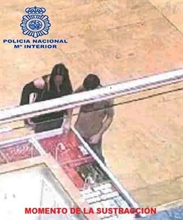 Detenida una pareja por robar joyas por valor de 1.600 euros en un comercio en L