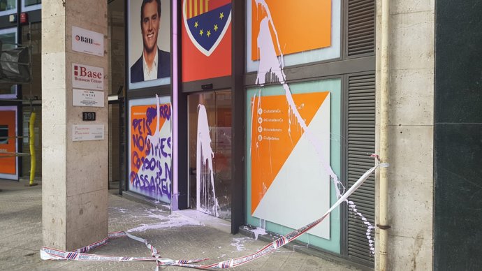 Llancen pintura de matinada contra les seus de Cs i del PP a Barcelona