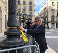 Alberto Fernández (PP) treu dos llaos de fanals davant de l'Ajuntament: "Torna a ser de tothom"