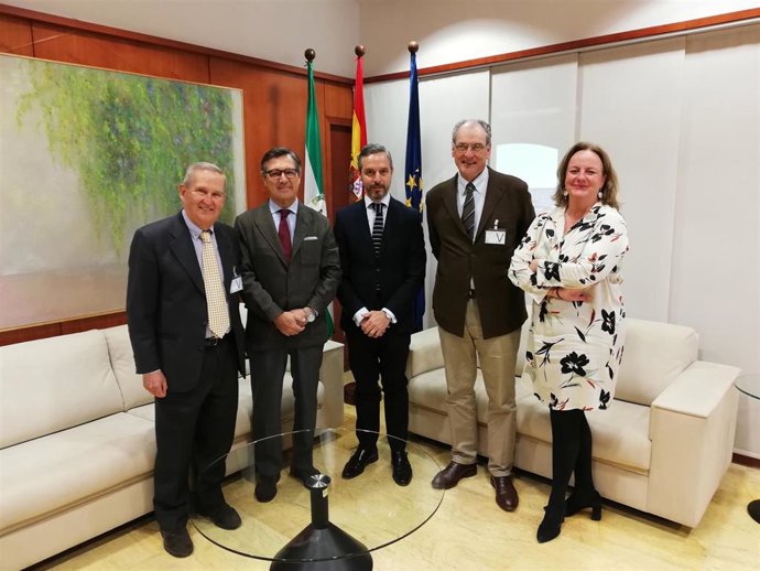 Junta se reúne con los ingenieros para conocer sus propuestas de fomento de la i