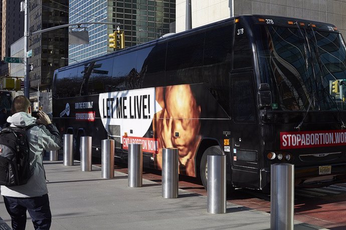Un autobús provida de CitizenGO circula hasta el viernes ante la sede de la ONU 