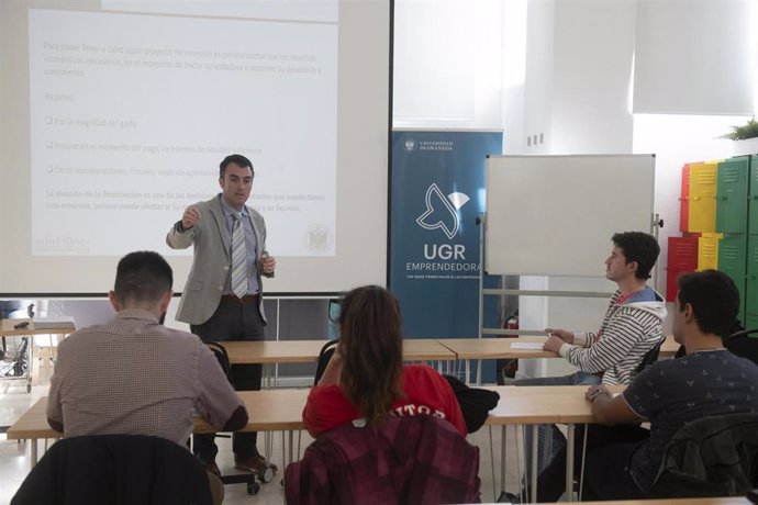 Granada.- Unicaja enseña a estudiantes de la Universidad de Granada cómo gestion