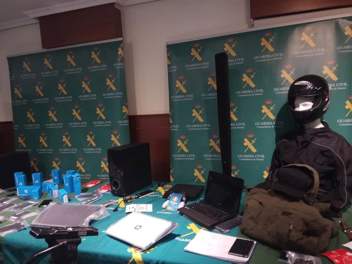 Sucesos.- Detenida una banda que cometía estafas robando datos bancarios por Int