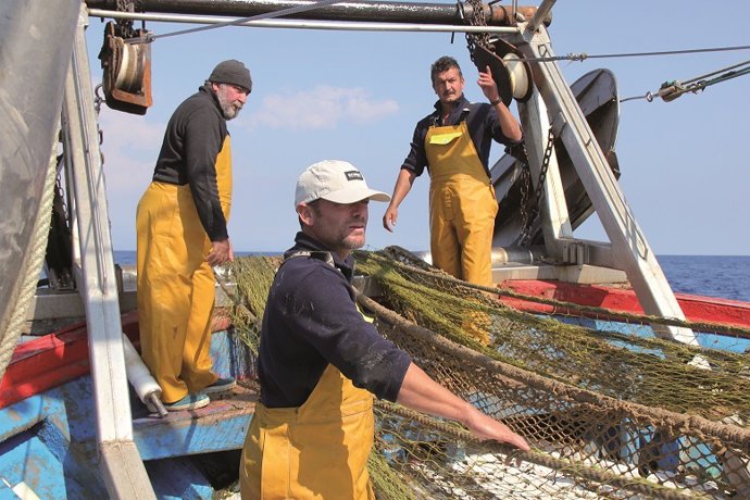 Ecoembes y la Fundación Ecoalf sacan 2.500 kilogramos de basura de los fondos ma
