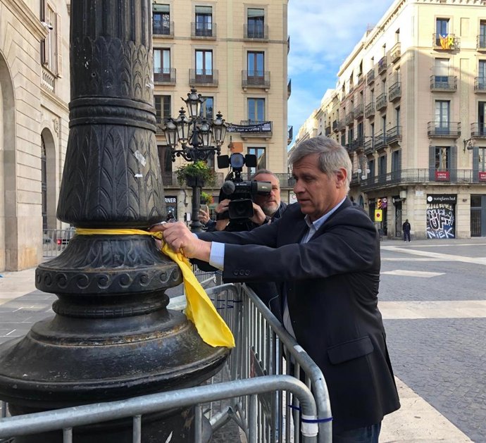 Alberto Fernández (PP) treu dos llaos de fanals davant de l'Ajuntament: "Torna 