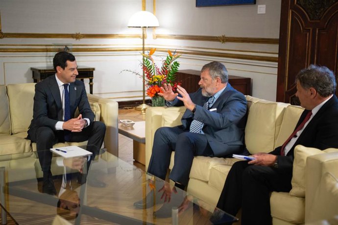 Juanma Moreno recibe