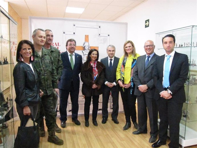 La ministra de Defensa visita en Badajoz la exposición dedicada al General Rafae