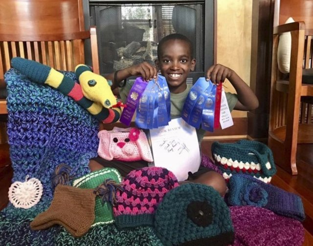 Conoce a Jonah Larson, el niño prodigio del ganchillo que recauda fondos para lo