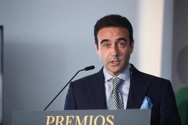 Enrique Ponce recibe el Premio Commodore Rocío Gandarias